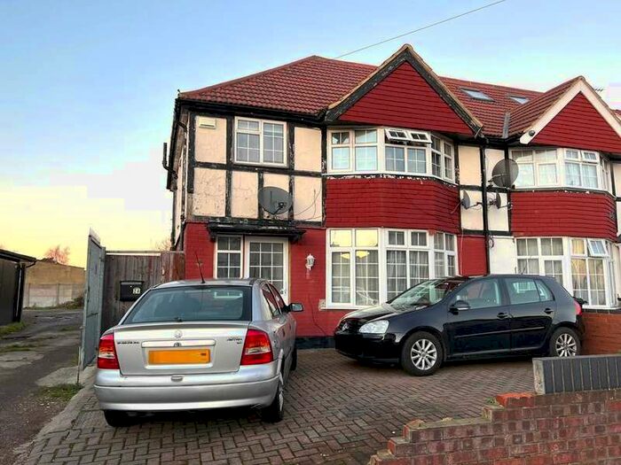 4 Bedroom Semi-Detached House To Rent In The Crossways, Hounslow, TW5