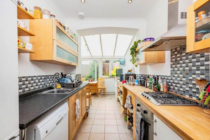 3 Bedroom Flat To Rent In Seely Road, Tooting, London, SW17