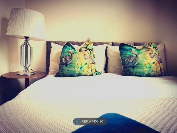 Studio To Rent In Brick Lane, London, E1