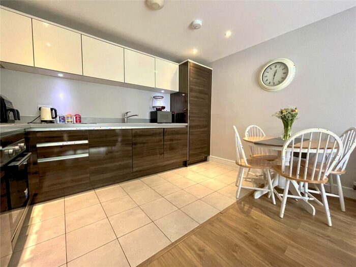 2 Bedroom Flat For Sale In Honington Mews, Farnborough, Hampshire, GU14