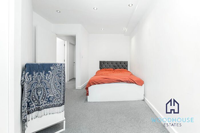 2 Bedroom Flat To Rent In Roman Road, London, E2
