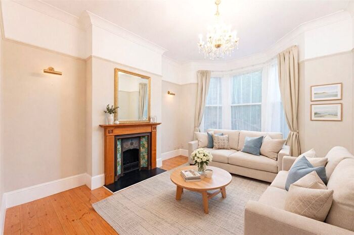 3 Bedroom Flat To Rent In Norroy Road, London, SW15