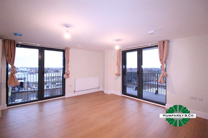 3 Bedroom Flat To Rent In High Road, Ilford, IG1