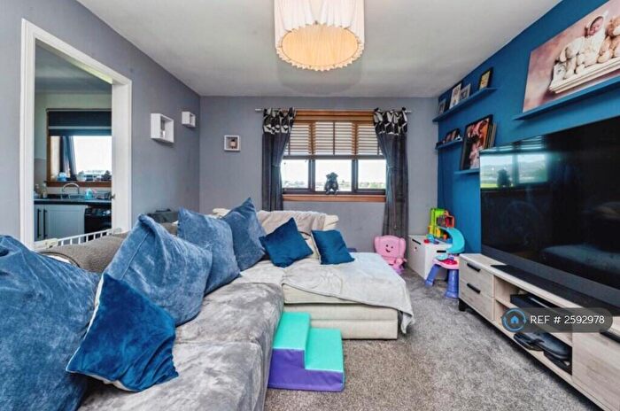 2 Bedroom Flat To Rent In Tulloch Court, Cowdenbeath, KY4