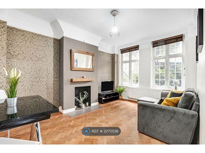 2 Bedroom Flat To Rent In Macaulay Court, London, SW4