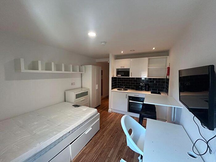 Flat To Rent In David Lewis Street, Liverpool - Top Floor Studio Apartment, L1