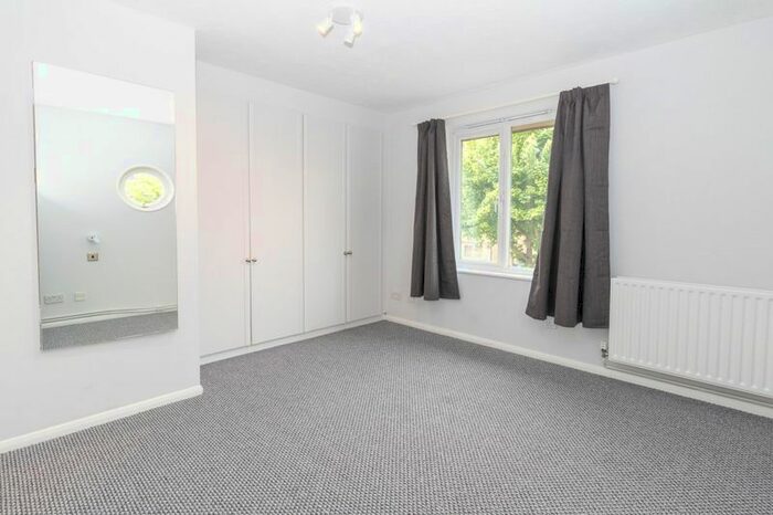 1 Bedroom Flat To Rent In Chaucer Drive, London, SE1