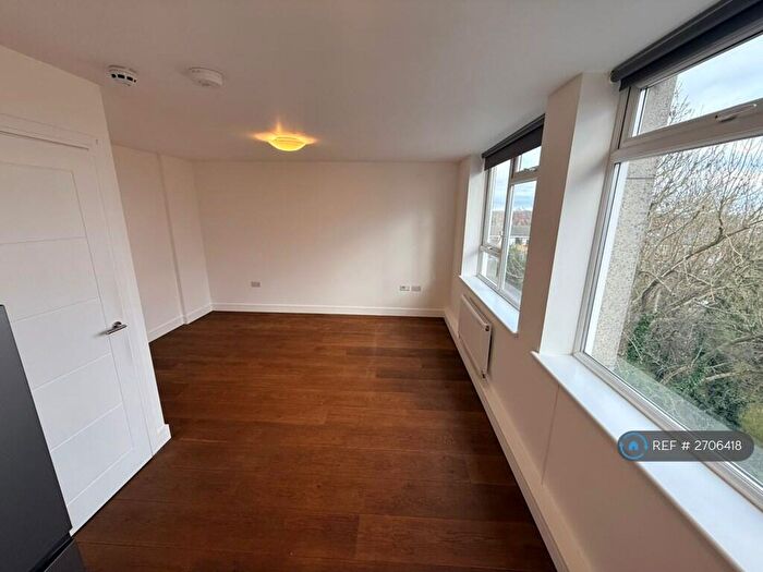 Studio To Rent In Ballards Lane, London, N3