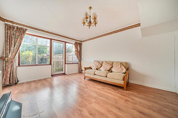 2 Bedroom End Of Terrace House To Rent In Sondes Street, Walworth, SE17