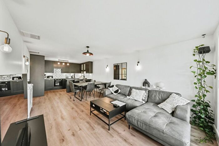 2 Bedroom Flat For Sale In Victory Place, London, E14