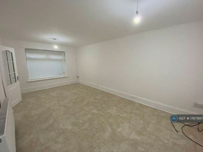 3 Bedroom Semi-Detached House To Rent In Quarry Close, Kirkby, Liverpool, L33