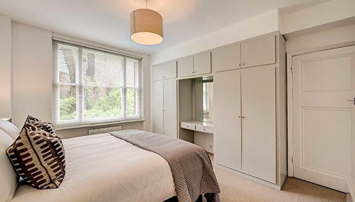 1 Bedroom Flat To Rent In Hill Street, London, Greater London, W1J