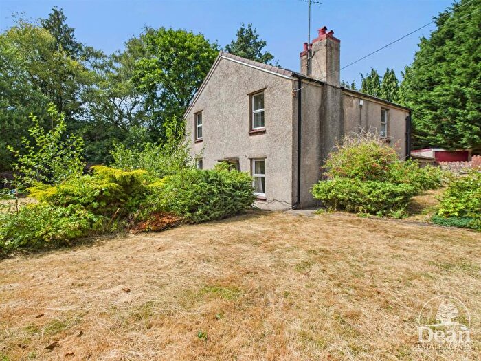 3 Bedroom Semi-Detached House For Sale In Valley Road, Cinderford, GL14