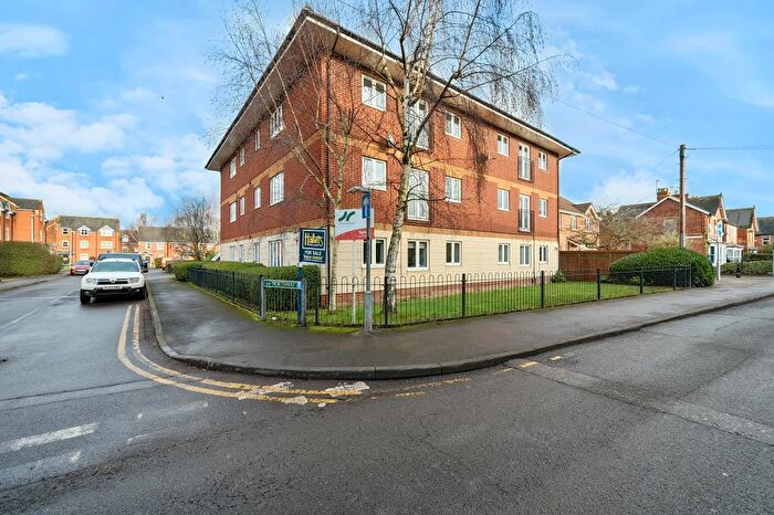 2 Bedroom Flat For Sale In Newbury, Berkshire, RG14