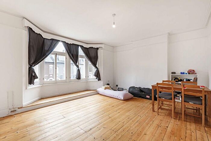 3 Bedroom Flat To Rent In Sheen Road, Richmond, TW9