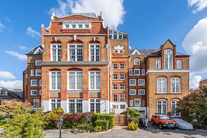 2 Bedroom Flat For Sale In Thackeray Road, London, SW8
