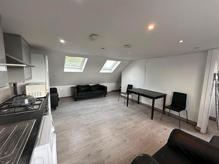 3 Bedroom Maisonette To Rent In York Road, Chingford, E4