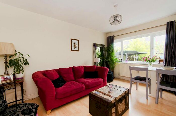 2 Bedroom Flat To Rent In College Road, West Ealing, London, W13
