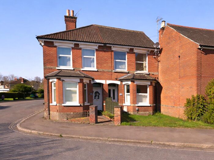 2 Bedroom Maisonette For Sale In The Grove, Aldershot, GU11