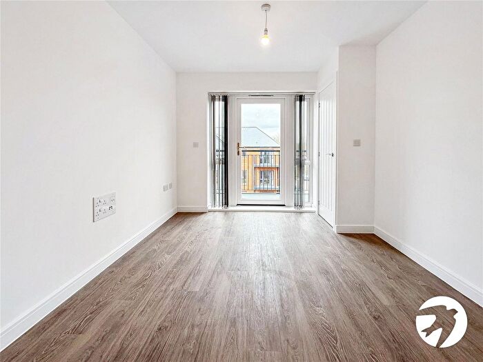 2 Bedroom Flat To Rent In Batesford Close, Kings Hill, West Malling, Kent, ME19