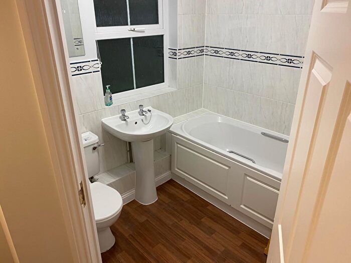 3 Bedroom Flat To Rent In Venneit Close, OX1