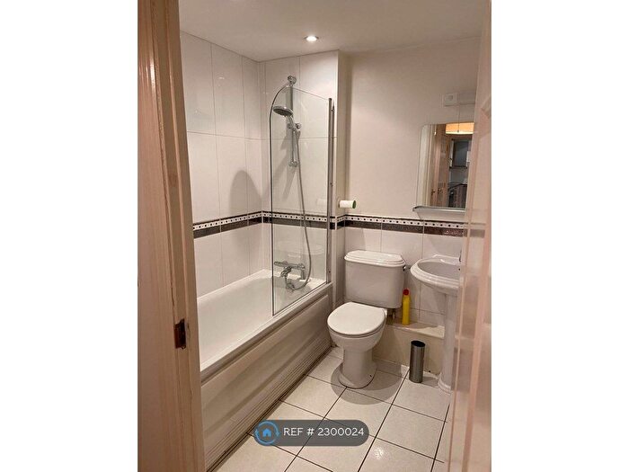 1 Bedroom Flat To Rent In Draymans Court, London, SW9