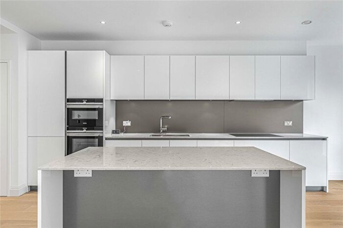 3 Bedroom Flat To Rent In Pinewood Gardens, Teddington, TW11