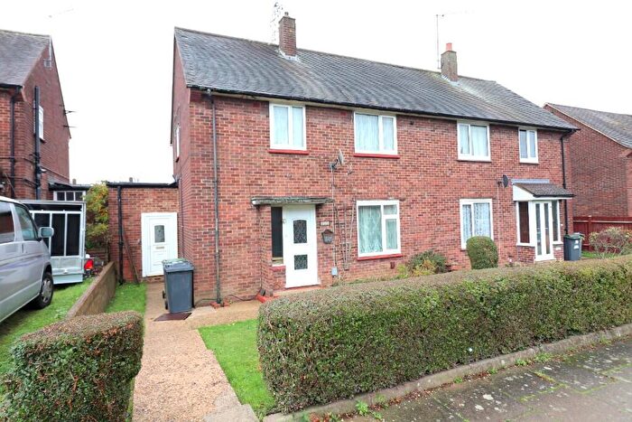 3 Bedroom Semi Detached House For Sale In The Grove, Farley Hill, Luton, LU1