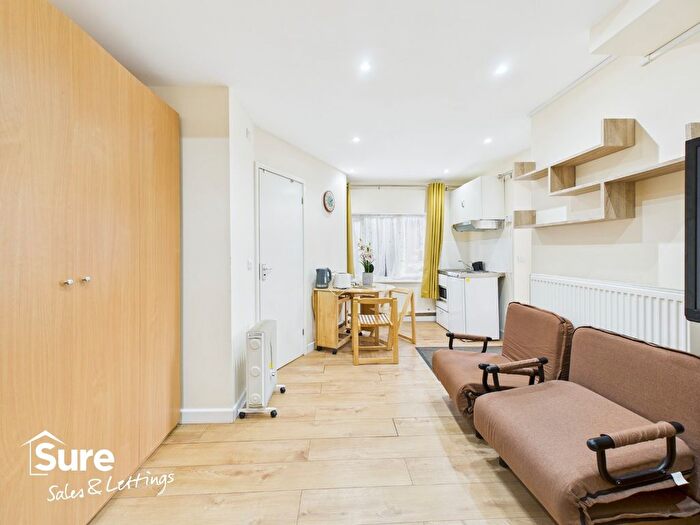 1 Bedroom Studio To Rent In Horselers, Hemel Hempstead, Hertfordshire, HP3