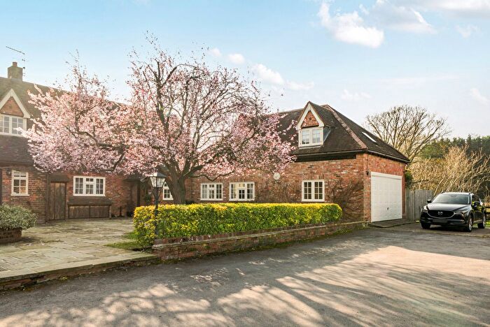 6 Bedroom End Terrace House For Sale In Lyne Lane, Lyne, Chertsey, KT16