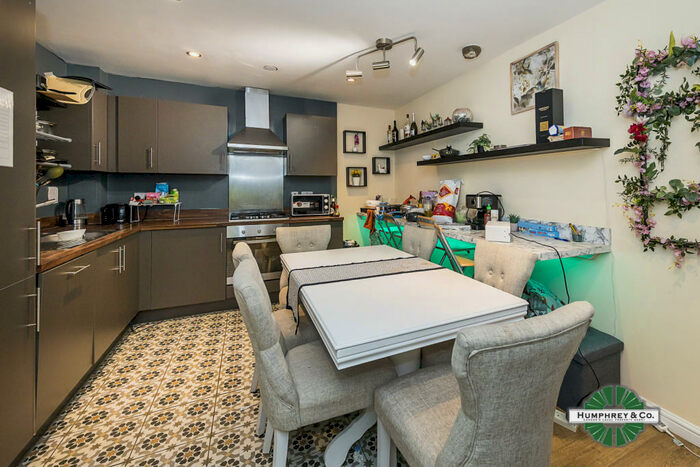 4 Bedroom Flat To Rent In Wallwood Street, E14