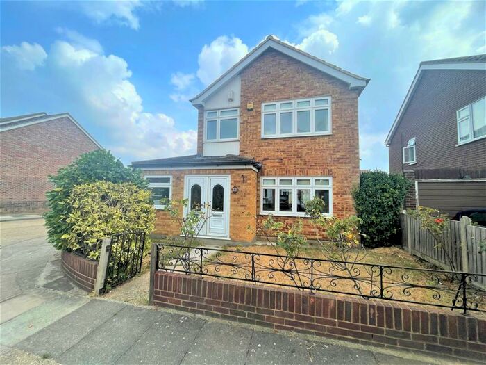 3 Bedroom Detached House To Rent In Stoke Road, Rainham, RM13