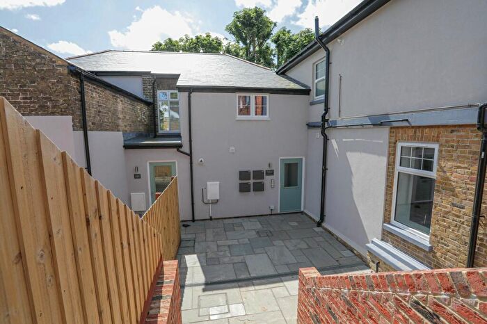 1 Bedroom Flat For Sale In Flat Railway House, Railway Close, CT16