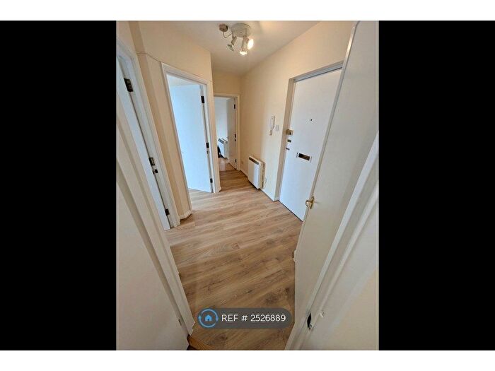 2 Bedroom Flat To Rent In Juniper Court, Hounslow, TW3