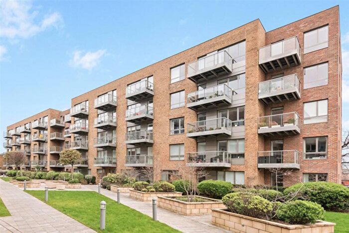 2 Bedroom Apartment For Sale In Hamlet Court, Smithfield Square, Hornsey, N8