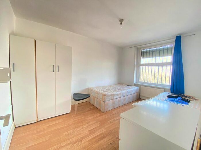 3 Bedroom Flat To Rent In Mile End Road, Mile End, E1