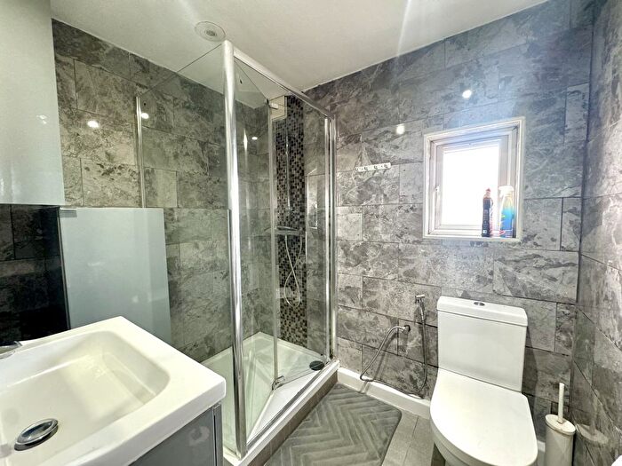 4 Bedroom Flat To Rent In Molesey Road, Walton-On-Thames, KT12