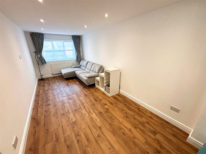5 Bedroom Semi-detached House To Rent In Marsland Road, Sale, M33