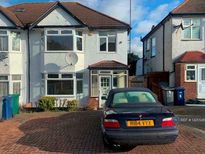 3 Bedroom Semi-Detached House To Rent In Ryhope Road, London, N11