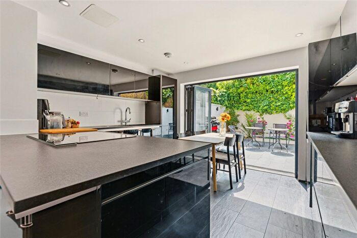 3 Bedroom Terraced House For Sale In Ramsden Road, SW12