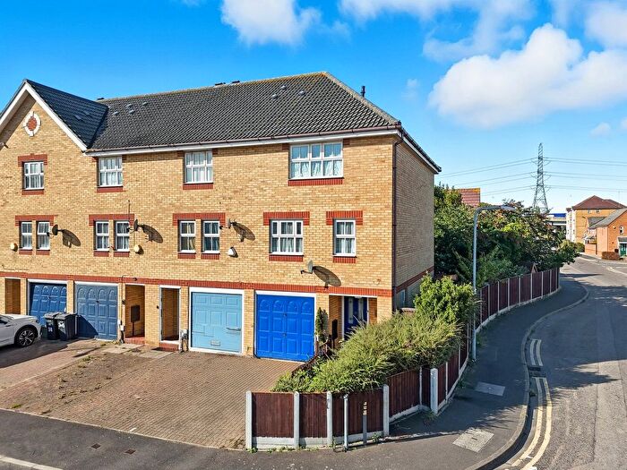 3 Bedroom Town House For Sale In Lupin Crescent, Ilford, IG1