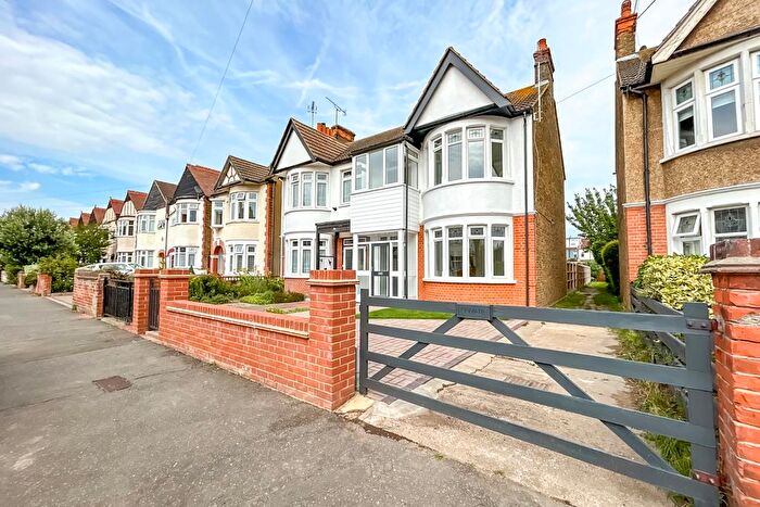 3 Bedroom Semi-Detached House For Sale In Ilfracombe Road, Southend-on-Sea, SS2