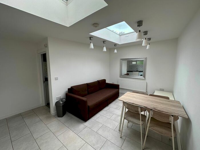 2 Bedroom Flat To Rent In Flat, St Mary’S Road, CV31