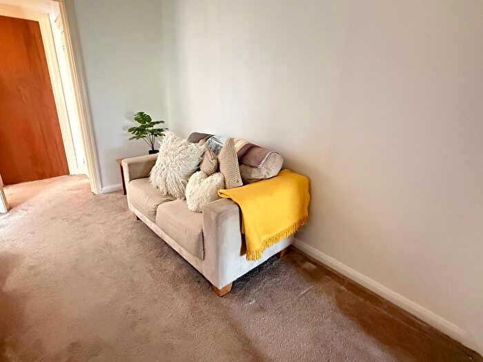 3 Bedroom Flat To Rent In New Broadway, Uxbridge, UB10