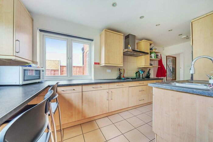 3 Bedroom Terraced House To Rent In Beechwood Avenue, Finchley, London, N3