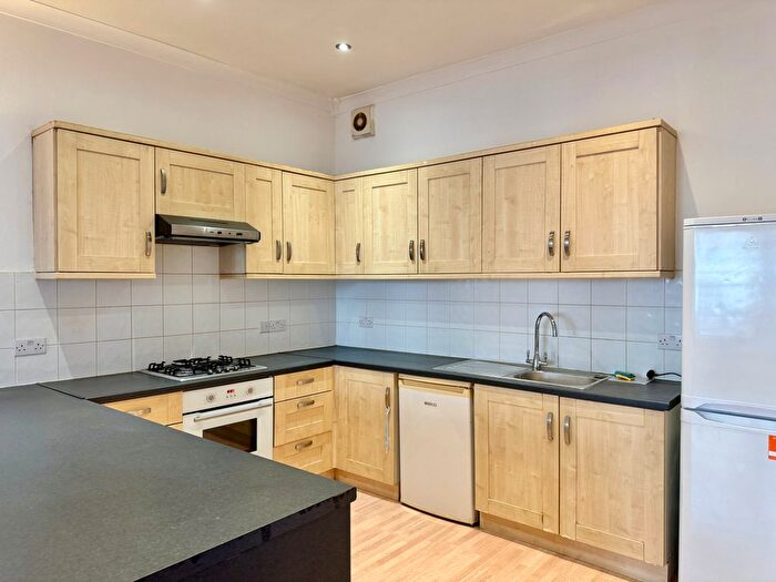 4 Bedroom Flat To Rent In Station Road, Finchley Central, London, N3