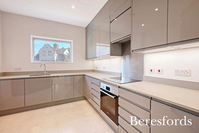 5 Bedroom End Of Terrace House To Rent In Elvet Avenue, Gidea Park, RM2