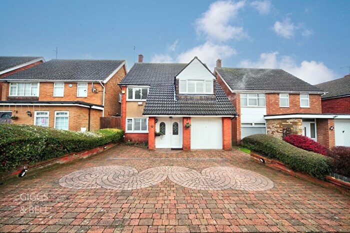 4 Bedroom Detached House For Sale In Fairford Avenue, Luton, Bedfordshire, LU2