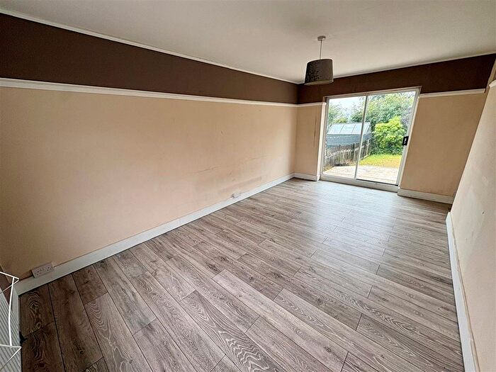3 Bedroom Semi Detached House For Sale In Hill Crest Mount, Denholme, Bradford, BD13