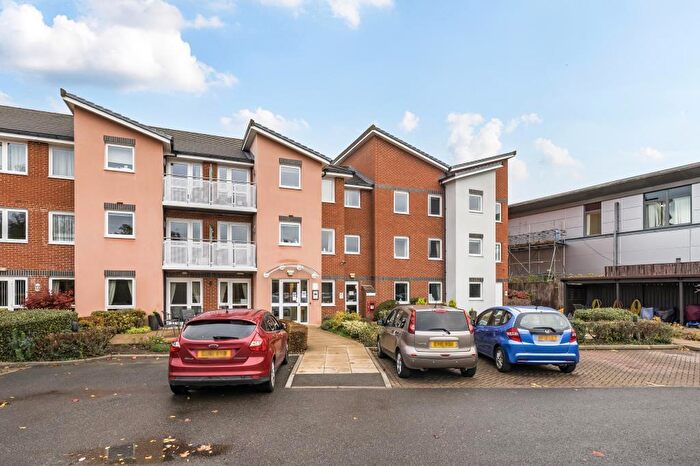 2 Bedroom Flat For Sale In Newbury, Berkshire, RG14